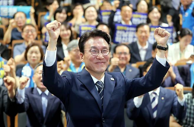 6일 오전 김민석 전 총리가 전남광주 동구 전일빌딩에서 민주당대표 출마를 선언한 뒤 두팔을 들어 인사하고 있다./김영근 기자