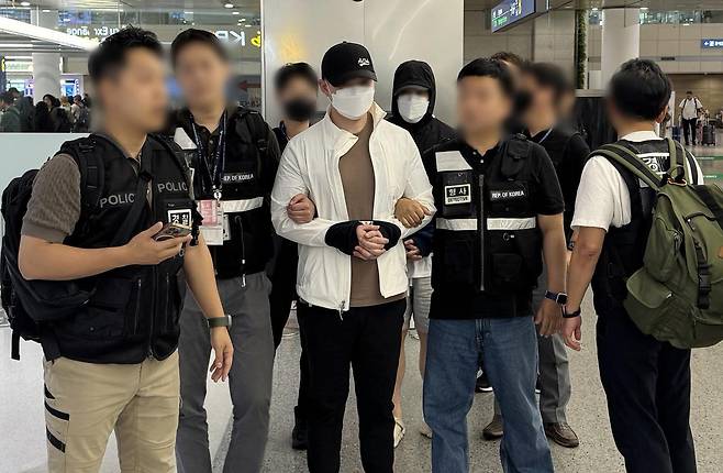 범죄단체를 조직해 5조3000억원 규모의 불법 도박사이트를 운영한 총책급 사범 2명이 4일 인천국제공항을 통해 국내로 송환되고 있다. 2026.07.04. 사진=경찰청 제공