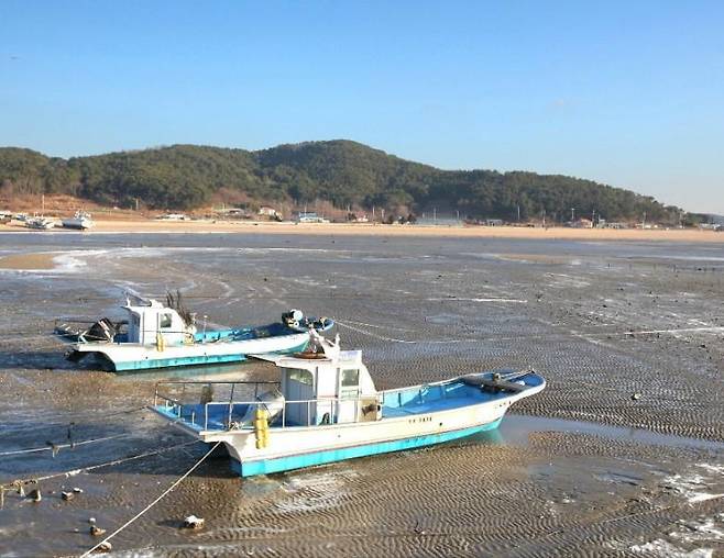 인천도시공사(iH)가 친환경 관광휴양 복합도시로 개발하기로 한 인천 영종구 을왕동 용유 바닷가 갯벌에 어선이 정박해 있다. iH는 2028년 착공해 2031년 준공을 목표로 이곳 일대에 4600억 원을 투입해 주거와 상업, 숙박, 문화예술 등이 갖춰진 복합도시로 개발한다는 계획이다. iH 제공