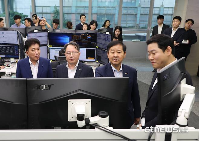 (왼쪽부터) 함영주 하나금융그룹 회장이 권민수 한국은행 부총재보, 구윤철 경제부총리 겸 재정경제부 장관과 6일 오전 서울 중구 하나은행 딜링룸을 방문해 하나은행 직원으로부터 외환시장 24시간 거래 관련 설명을 듣고 있다. [사진= 이동근기자 foto@etnews.com]