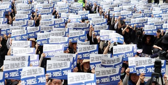 지난해 6월 전교조, 교총, 교사노조 등 교원 3단체가 서울 종로구 정부서울청사 인근에서 학생 가족 민원에 시달리다 숨진 제주 중학교 교사 추모 및 교권 보호 대책 요구 집회를 하는 모습. /사진=뉴시스