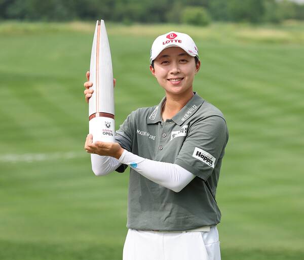 2026년 한국여자프로골프(KLPGA) 투어 제16회 롯데 오픈 골프대회 우승을 차지한 김효주 프로가 우승 트로피를 들고 기념 촬영하는 모습이다. 사진제공=KLPGA (사진을 무단으로 사용하지 마십시오.)
