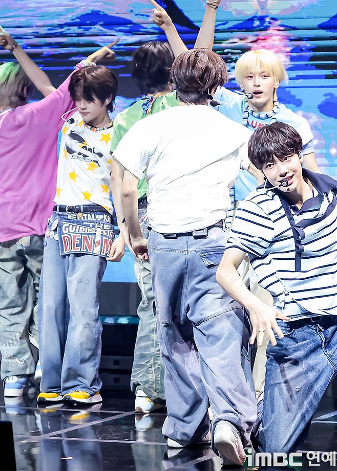 The group VAYONN took the stage at their debut showcase celebrating the release of their first EP, Youth Today, held on the 6th at the NOL Theaters Dongyang Life Hall in Mapo-gu, Seoul. On that day, members Masato, Sen, Jinwi, Ayang, Teru, and Mano took the stage in summery outfits, exuding a refreshing charm.Through this promotional run, VAYONN will kick off their full-fledged debut by presenting the pre-release track Watta Day and the title track MUAH!