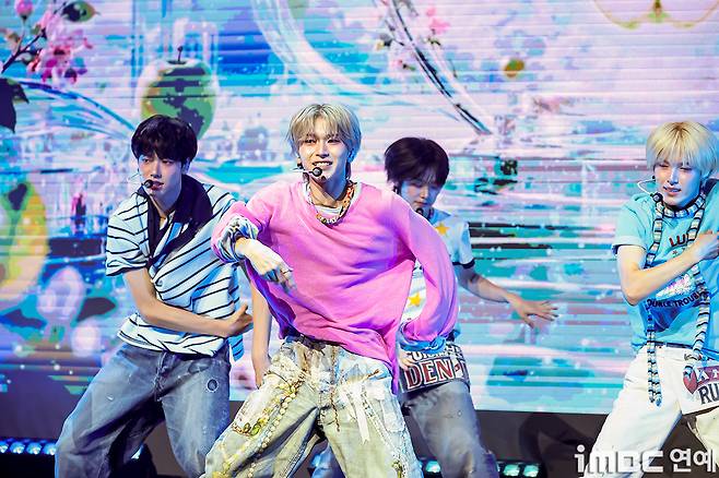 The group VAYONN took the stage at their debut showcase celebrating the release of their first EP, Youth Today, held on the 6th at the NOL Theaters Dongyang Life Hall in Mapo-gu, Seoul. On that day, members Masato, Sen, Jinwi, Ayang, Teru, and Mano took the stage in summery outfits, exuding a refreshing charm.Through this promotional run, VAYONN will kick off their full-fledged debut by presenting the pre-release track Watta Day and the title track MUAH!