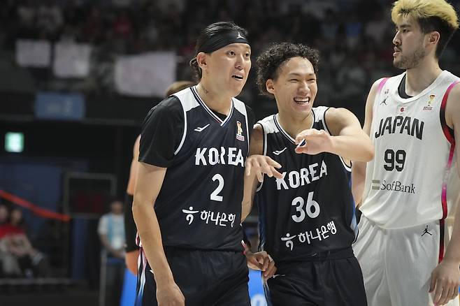 대표팀 최준용과 에디 다니엘이 6일 고양소노아레나에서 열린 일본과의  2027 FIBA 월드컵 아시아 예선 1라운드 6차전 중 환호하고 있다. 사진=대한민국농구협회
