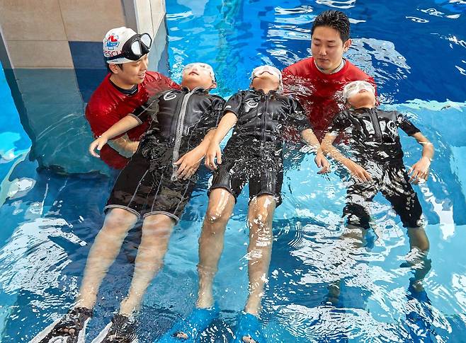 생존 수영할 때 많이 배우는 뒤로 누워 물에 떠 있는 법을 익히며 내 몸의 부력을 이해하는 시간을 가졌다.
