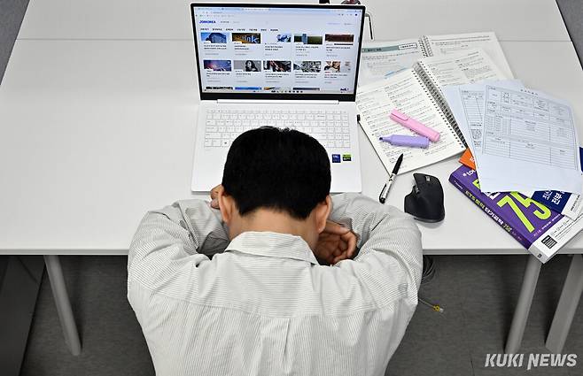 첫 취업을 위한 ‘경력’을 만드는 과정이 필수가 되면서 청년들의 구직기간이 늘어나고 있다. 박효상 기자
