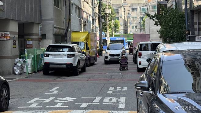 5일 오전 인천 부평구 한 노인보호구역 이면도로에서 한 어르신이 보행 보조기를 끌고 도로 가운데를 지나고 있는 가운데, 도로 양옆에는 차량들이 주정차해 있고 뒤편에서는 차량이 다가오고 있다. 함현철기자