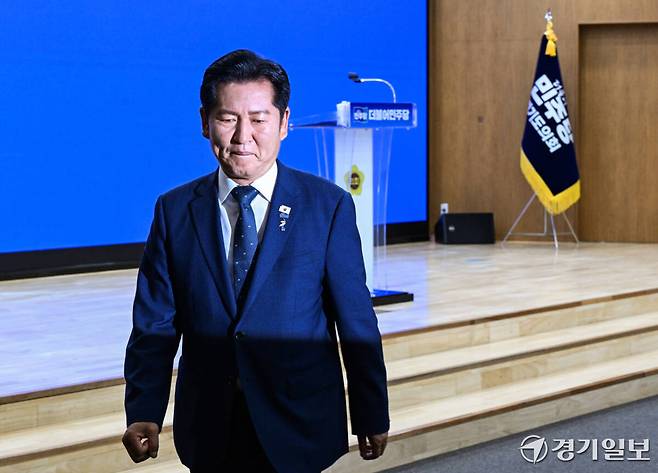 더불어민주당 정청래 전 대표가 6일 오후 경기도의회 대회의실에서 열린 '제12대 도의회 제1차 민주당 의원 총회'에서 인사말을 하고 자리로 돌아가고 있다. 윤원규기자