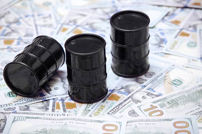 8월부터 광대역 석유수출국기구(OPEC)인 오펙 플러스 회원국인 사우디아라비아, 러시아, 이라크, 쿠웨이트, 알제리, 카자흐스탄, 오만 등이 증산에 합의하면서 국제유가가 하향 안정화될 것으로 기대된다. /사진=클립아트코리아
