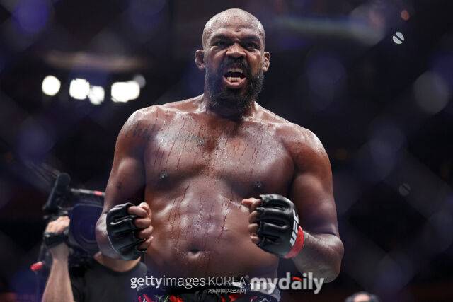 존 존스가 UFC 미들급 전 챔피언 치마예프를 향해 충고의 말을 남겼다. 2024년 11월 17일 UFC 309에서 스티페 미오치치를 꺾고 포호효하는 존 존스. /게티이미지코리아