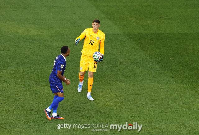 올란도 힐(오른쪽)이 5일(한국시각) 미국 펜실베이니아주 필라델피아의 필라델피아 스타디움에서 열린 2026 국제축구연맹(FIFA) 북중미 월드컵 16강 프랑스와의 맞대결에서 0-1로 패배한 뒤 킬리안 음바페에게 악수를 제안하고 있다. /게티이미지코리아