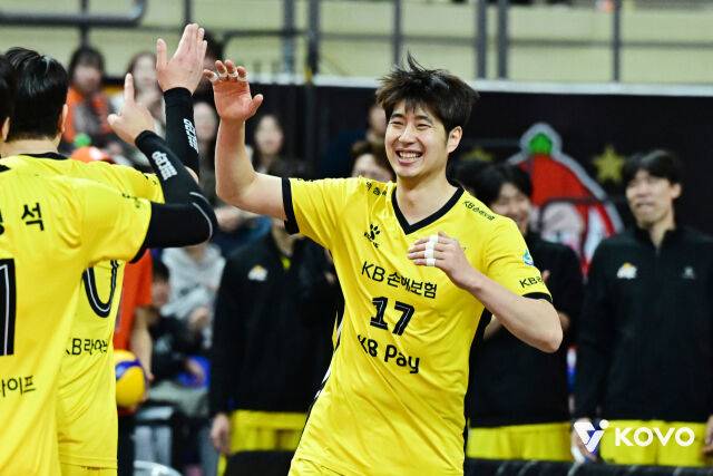 KB손해보험 베테랑 미들블로커 박상하가 2월 4일 부산 강서체육관에서 열린 2025-2026 V-리그 남자부 정규리그 OK저축은행 원정 경기에서 미소를 짓고 있다./KOVO 제공