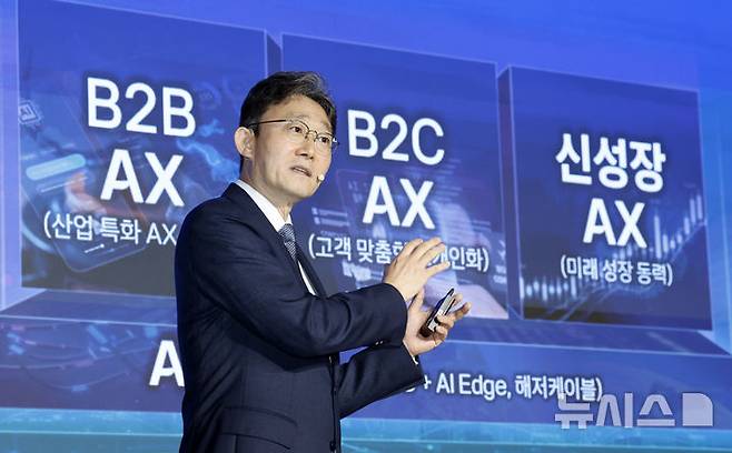 [서울=뉴시스] 김혜진 기자 = 박윤영 KT 대표가 6일 서울 광진구 풀만 앰배서더 이스트폴에서 열린 취임 후 첫 기자간담회에서 'AX(인공지능 전환) 플랫폼 컴퍼니' 전략을 발표하고 있다. 2026.07.06. jini@newsis.com
