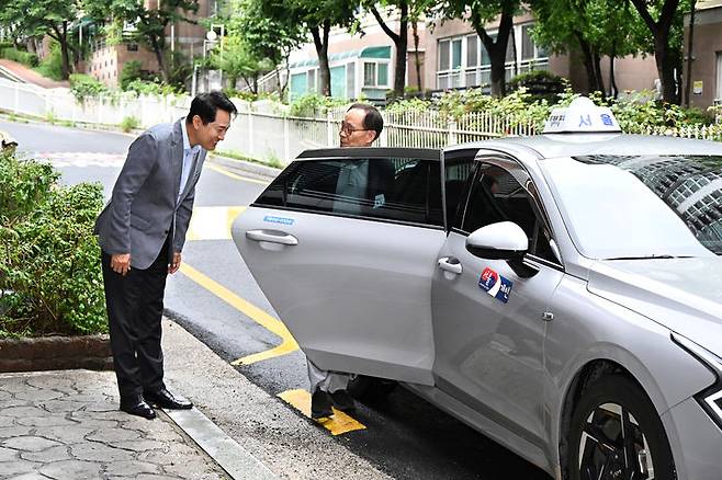 [서울=뉴시스]오세훈 서울시장이 6일 서대문구 시립서대문노인종합복지관에서 방문 어르신과 동행 온다콜택시를 호출한 뒤 배웅하고 있다. (사진=서울시 제공) 2026.07.06. photo@newsis.com *재판매 및 DB 금지  *재판매 및 DB 금지