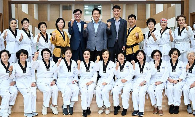 [서울=뉴시스]오세훈 서울시장이 6일 서대문구 시립서대문노인종합복지관을 찾아 어르신들과 기념촬영을 하고 있다. (사진=서울시 제공) 2026.07.06. photo@newsis.com *재판매 및 DB 금지  *재판매 및 DB 금지
