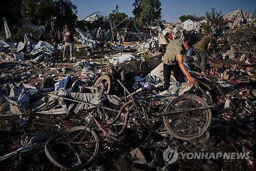잔해 더미 뒤지는 가자지구 주민들 [AP=연합뉴스 제공]