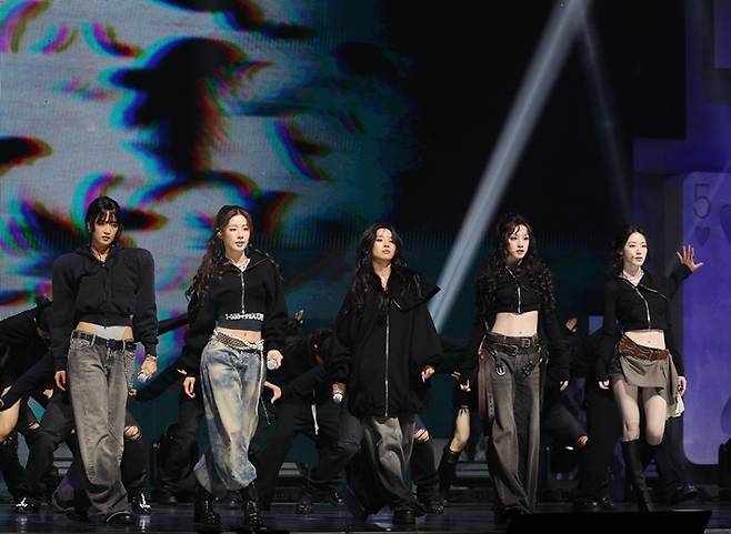 선공개곡 '크로우' 무대를 하는 아이들. 연합뉴스