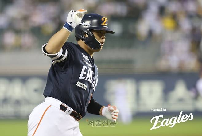 한화 이글스 강백호가 3일 서울 잠실구장에서 열린 LG 트윈스와 한화의 경기에서 6회초 0-0의 균형을 깨는 솔로포를 날린 뒤 세리머니를 선보이고 있다. 2026.7.3 한화 이글스 제공