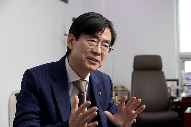 국회 의원회관에서 만난 국민의힘 조경태 의원이 현안에 관해 의견을 밝히고 있다. ⓒ시사저널 이종현