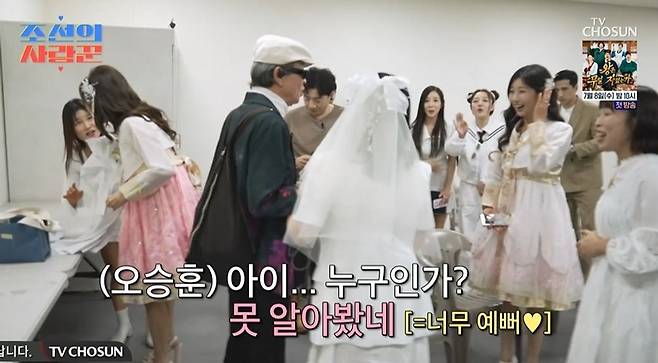 During the preliminary round of the 5th-anniversary special singing contest on TV Chosuns Chosuns Romantics, Lee Sang-mi appeared on the show, and Shim Hyung-rae showed interest in her, creating a new dynamic in the shows relationships. Since Lee Sang-mi is currently dating both Park Young-dong and Oh Seung-hoon, attention is focused on how their relationships will evolve.On that days broadcast, Lee Sang-mi appeared wearing a bridal veil, performing on stage while expressing her romantic dreams of marriage. Backstage, both Park Young-dong and Oh Seung-hoon actively cheered her on.After her performance, Shim Hyung-rae expressed his interest in Lee Sang-mi, telling her he had been watching her from backstage the entire time. The cast members couldnt hide their surprise at Shim Hyung-raes sudden display of interest, noting that a love quadrangle had formed around Lee Sang-mi.
