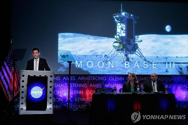 달 탐사 계획 발표중인 재러드 아이작먼 NASA 국장 [AFP=연합뉴스 자료사진. 재판매 및 DB 금지]