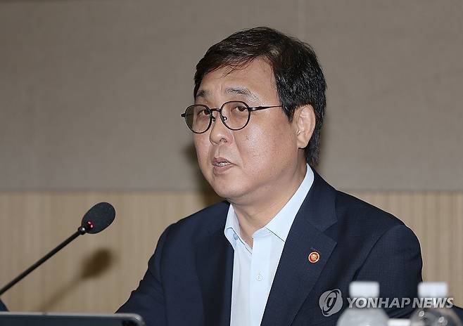 발언하는 최휘영 공동위원장 (서울=연합뉴스) 이진욱 기자 = 6일 서울 송파구 서울올림픽파크텔에서 열린 K-축구혁신위원회 출범식에서 공동위원장인 최휘영 문화체육관광부 장관이 발언하고 있다. 2026.7.6 [공동취재] cityboy@yna.co.kr