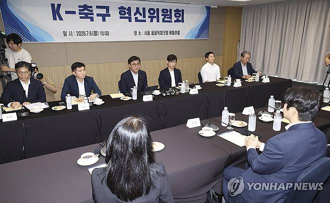 K-축구 혁신위원회 (서울=연합뉴스) 이진욱 기자 = K-축구 혁신위원회 공동위원장인 최휘영 문화체육관광부 장관(왼쪽 세 번째)이 6일 서울 송파구 올림픽파크텔에서 열린 'K-축구혁신위원회' 출범식에서 발언하고 있다.
    왼쪽부터 유영근 변호사, 유승민 대한체육회장, 최 장관, 박지성 국제축구연맹 분과위 위원, 이영표 해설위원, 조연상 한국프로축구연맹 사무총장. 2026.7.6 [공동취재] cityboy@yna.co.kr