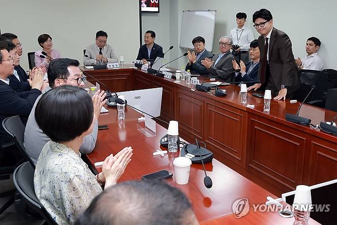 국민의힘 정연욱 의원이 연 한국 축구 토론회 참석한 한동훈 의원 (서울=연합뉴스) 신현우 기자 = 무소속 한동훈 의원이 6일 국회 의원회관에서 국민의힘 정연욱 의원이 연 '월드컵 이후, 한국 축구 살리는 골든타임: 한국 축구 긴급 토론회'에 참석해 인사하고 있다. 2026.7.6 nowwego@yna.co.kr