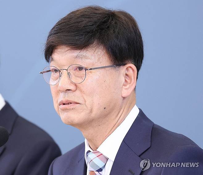 '5·18 성역 발언 논란' 이병태 부위원장 사퇴 (서울=연합뉴스) "5·18이 성역이 됐다"는 발언으로 논란이 된 이병태 대통령 직속 규제합리화위원회 부위원장이 6일 사퇴했다.
    청와대 강유정 수석대변인은 이날 기자단에 보낸 공지를 통해 "이 부위원장이 사퇴 의사를 전했으며, 청와대는 이를 수용하기로 했다"고 밝혔다.
    사진은 지난 4월 15일 청와대에서 열린 규제합리화위원회 제1차 전체회의에서 발언하는 이병태 부위원장 모습. 2026.7.6 [연합뉴스 자료사진] photo@yna.co.kr