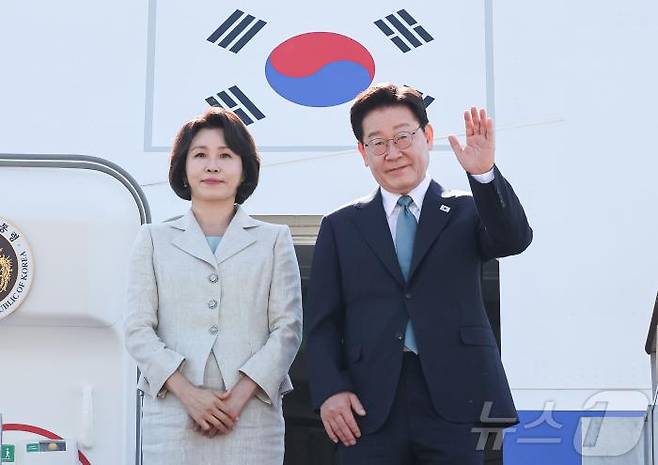G7 정상회의 참석차 유럽 순방 일정에 나선 이재명 대통령과 김혜경 여사가 지난달 9일 경기 성남 서울공항을 통해 출국하며 인사하고 있다/ 제공=뉴스1