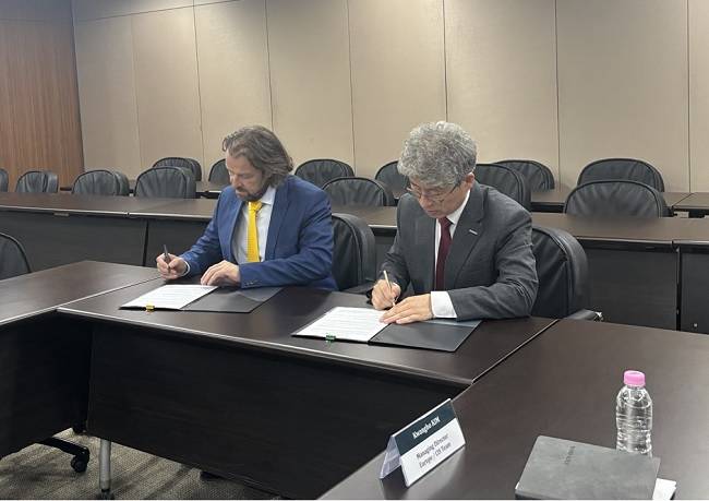 도화엔지니어링은 우크라이나 국영 해운기업 UDP와 지난달 30일 우크라이나 재건을 위한 항만·물류 분야 업무협약(MOU)을 체결했다. 이수진 도화엔지니어링 부사장(오른쪽)과 UDP 관계자가 체결서에 서명을 하고 있다. /제공=도화엔지니어링