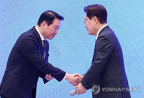 이재명 대통령과 최태원 회장(서울=연합뉴스) 한상균 기자 = 이재명 대통령과 최태원 SK그룹 회장이 29일 청와대에서 열린 3대 메가프로젝트 국민보고회에서 기업 투자계획 발표 후 악수하고 있다. 2026.6.29 [청와대통신사진기자단] xyz@yna.co.kr