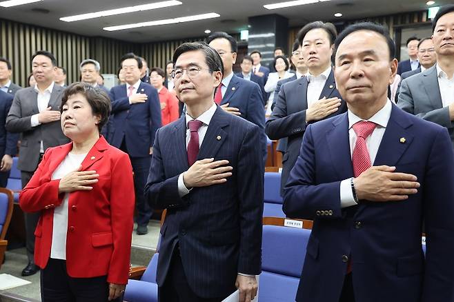 지난 5월 제22대 국회 후반기 국회부의장에 출마한 조배숙(왼쪽부터), 조경태, 박덕흠 국민의힘 의원이 서울 여의도 국회에서 열린 국회부의장 후보자 선출 의원총회에서 국민의례를 하고 있다. (사진출처 : 뉴스1)
