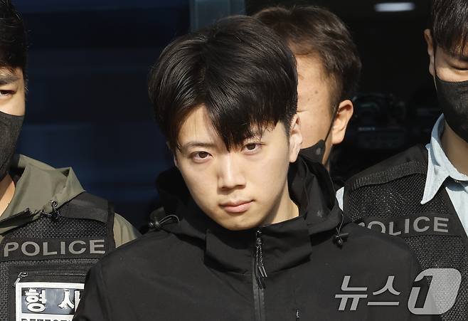 광주 도심에서 일면식도 없는 10대 여고생을 살해한 장윤기 씨가 14일 오전 광주 서부경찰서에서 검찰로 송치되고 있다. 2026.5.14 ⓒ 뉴스1 김태성 기자
