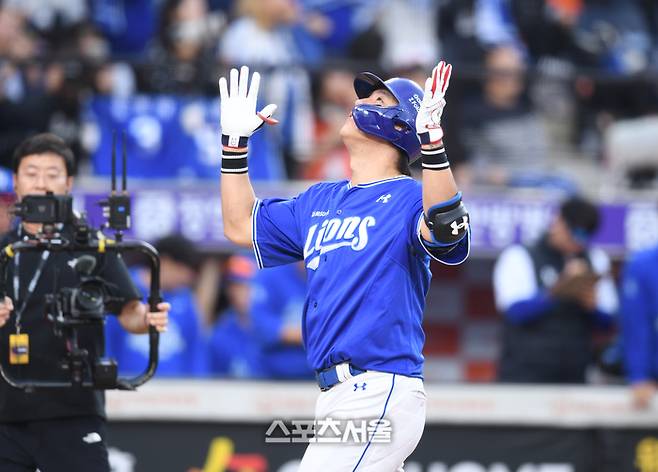 삼성 강민호가 19일 대전 한화생명 볼파크에서 열린 2025 KBO 포스트시즌 플레이오프 2차전 한화와 경기 9회초 2사1루 좌월홈런을 날린 후 세리머니를 하고 있다. 대전 | 최승섭기자 thunder@sportsseoul.com