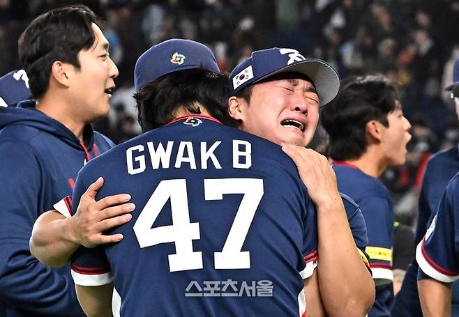 대한민국 야구대표팀의 고우석(오른쪽)이 9일 일본 도쿄 도쿄돔에서 열린 2026 월드베이스볼클래식(WBC) 조별리그 호주와의 경기에서 7-2로 승리해 극적으로 미국 마이애미에서 열리는 8강전 진출을 확정한 뒤 곽빈과 포옹을 하며 오열하고 있다. 도쿄(일본) | 박진업 기자 upandup@sportsseoul.com
