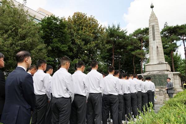 배재고등학교 야구부가 6일 전남 광주를 찾아 광주학생독립운동기념탑을 참배하고 있다. /사진=뉴시스