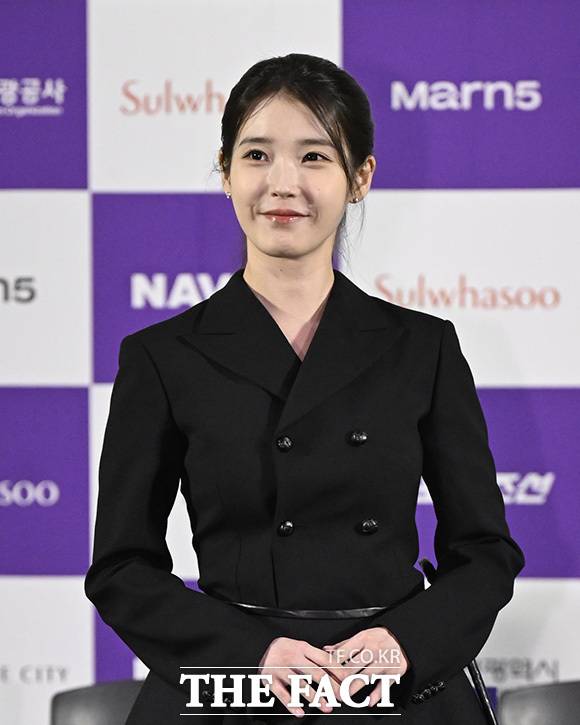IU and other winners of the 4th Blue Dragon Series Awards gathered together ahead of the 5th awards ceremony, adding to the events splendor. A total of 10 award winners, including IU, Joo Ji-hoon, Lee Kwang-soo, Yeom Hye-ran, Choo Young-woo, Kim Min-ha, Ki-an 84, Lee Soo-ji, Moon Sang-hoon, and Mimi, attended the event.The main ceremony for the 5th Blue Dragon Series Awards is scheduled to take place at 8:30 p.m. on the 31st at Paradise City in Incheon.