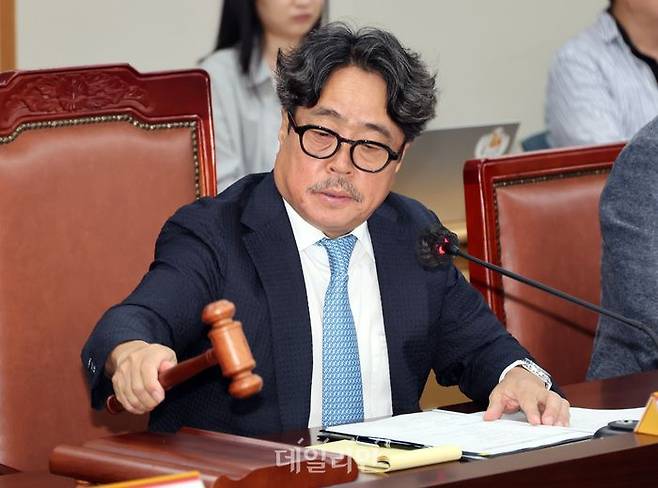 권순원 최저임금위원회 위원장이 7일 오후 세종시 정부세종청사에서 열린 최저임금위 제12차 전원회의에서 의사봉을 두드리고 있다. ⓒ뉴시스