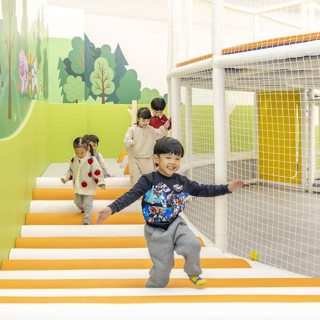 최근 경북 칠곡군 칠곡호국평화기념관을 찾은 어린이들이 유아평화체험관에서 신나게 뛰어놀고 있다. 칠곡군 제공