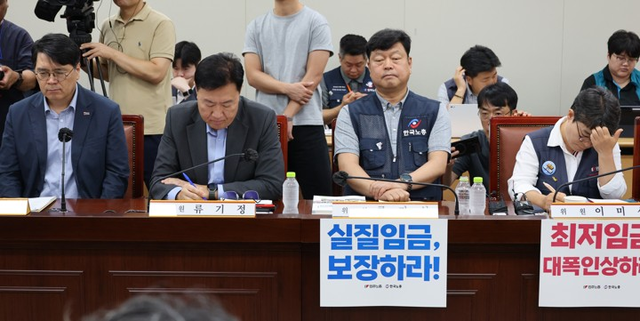 7일 정부세종청사 최저임금위원회에서 열린 제12차 전원회의에서 사용자 위원과 근로자 위원들이 공익위원의 발언을 듣고 있다. [세종=연합뉴스]