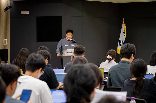 지난 6일 한화에어로스페이스 창원1사업장에서 진행된 '국산 장수명 항공엔진 최초 공개 미디어행사'에서 정형동 한화에어로스페이스 창원1사업장장이 환영사를 하고 있다. 한화그룹 제공