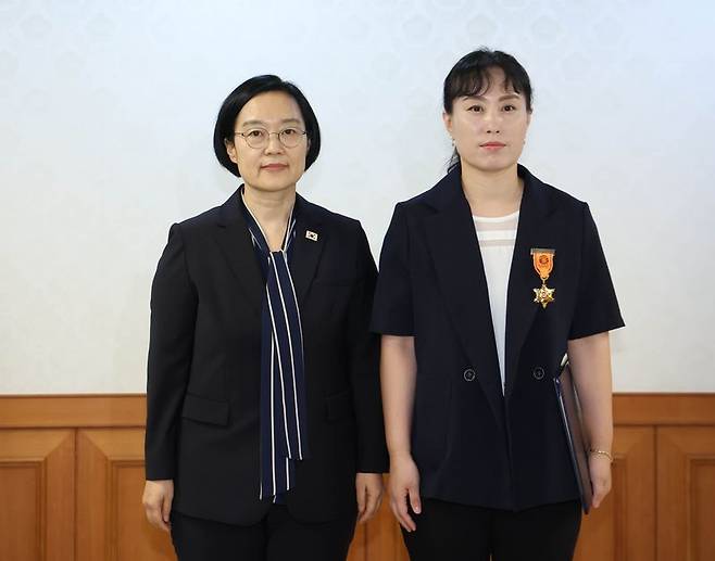 한성숙 국무총리가 7일 오후 서울 종로구 정부서울청사에서 열린 적극행정 유공 포상 수여식에서 심남옥 전북 남원 지방간호주사에게 옥조근정훈장을 수여한 뒤 기념촬영 하고 있다. 뉴시스