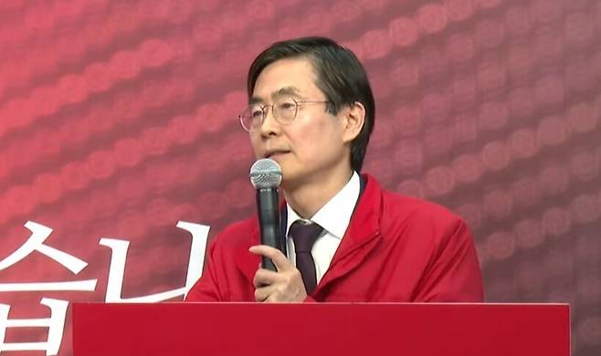 조경태 국민의힘 의원이 지난 5월 2일 박형준 부산시장 후보 선거사무소 개소식에서 일부 참석자들의 항의 속에 발언을 이어나가고 있다. 유튜브 ‘국민의힘티브이’ 갈무리