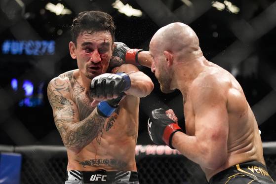 UFC 276 페더급 타이틀전 볼카노프스키(오른쪽)가 할로웨이(왼쪽)에게 카운터 라이트 훅을 시도하고 있다. 사진=AP 연합뉴스