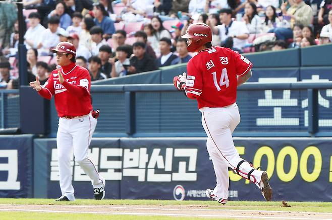 7일 잠실 두산전에서 홈런 포함 멀티 히트로 팀 승리를 이끈 최정. SSG 제공