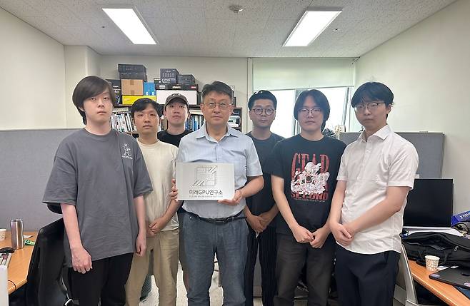 박우찬 세종대 미래GPU연구소장(왼쪽에서 네 번째)과 연구원들이 연구소 현판을 들고 기념촬영을 하고 있다.