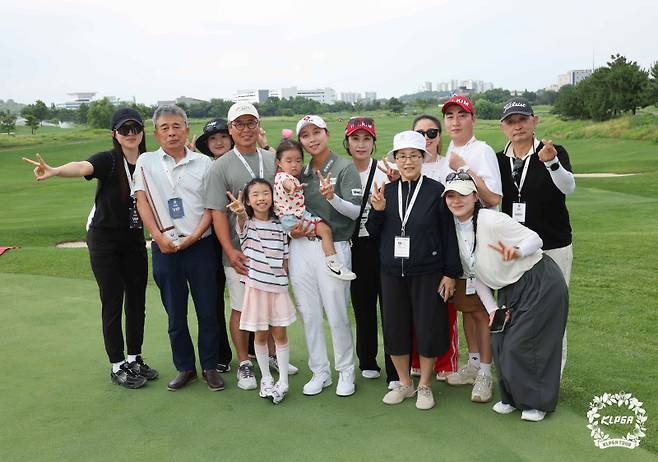 ▲ 김효주(가운데)가 5일 인천 베어즈베스트 청라 골프클럽에서 막을 내린 제16회 롯데 오픈에서 우승을 차지한 뒤 아버지인 김창호(오른쪽 두번째) 강원도골프협회장을 비롯한 가족들과 기념 촬영하고 있다.  한국여자프로골프투어 제공
