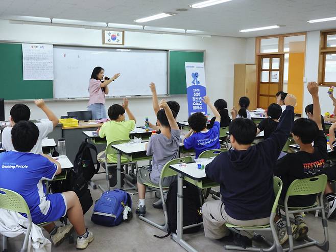 지난 1일 서울 영등포구 신길동의 서울도림초등학교에서 삼성 다문화청소년 스포츠 클래스인 ‘마음 튼튼’ 수업 중 이성은 지도교사의 질문에 학생들이 손을 들고 있다.  제일기획 제공